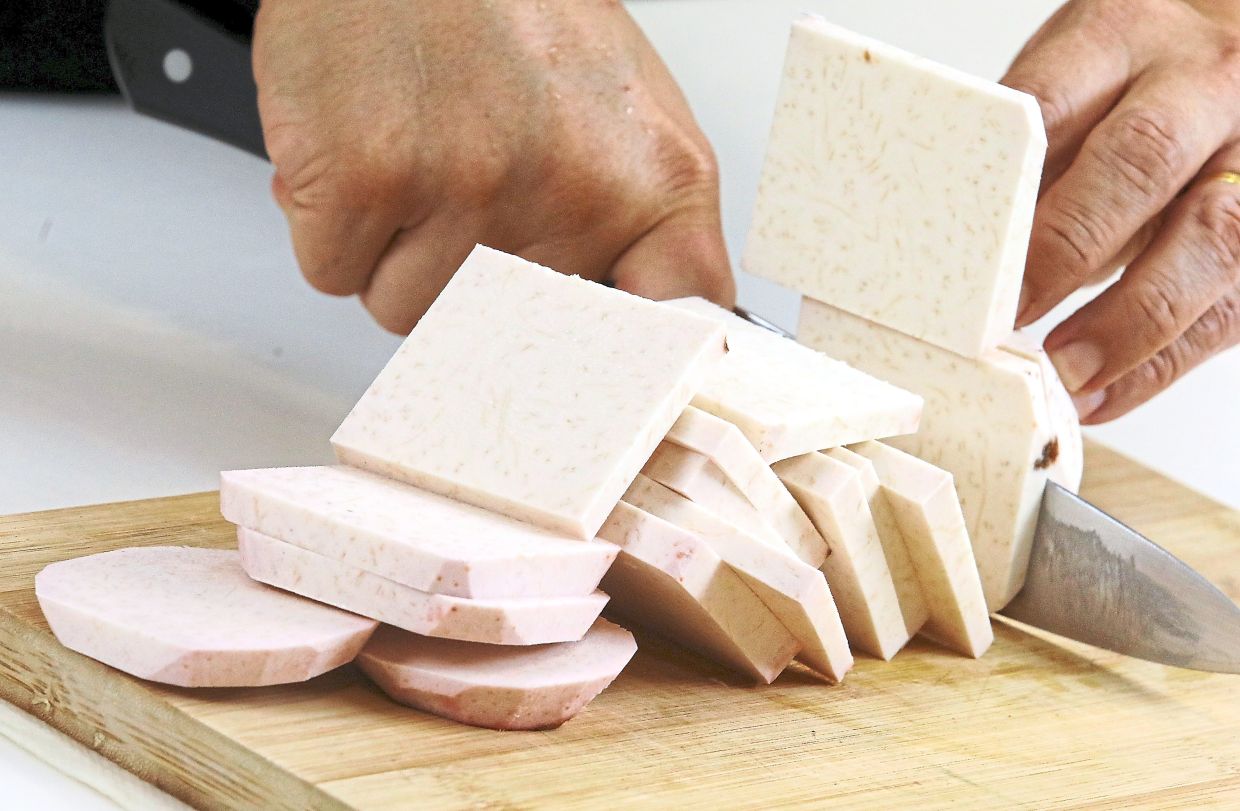 Cut the sweet potato and taro into slices about 1/2 cm thick.