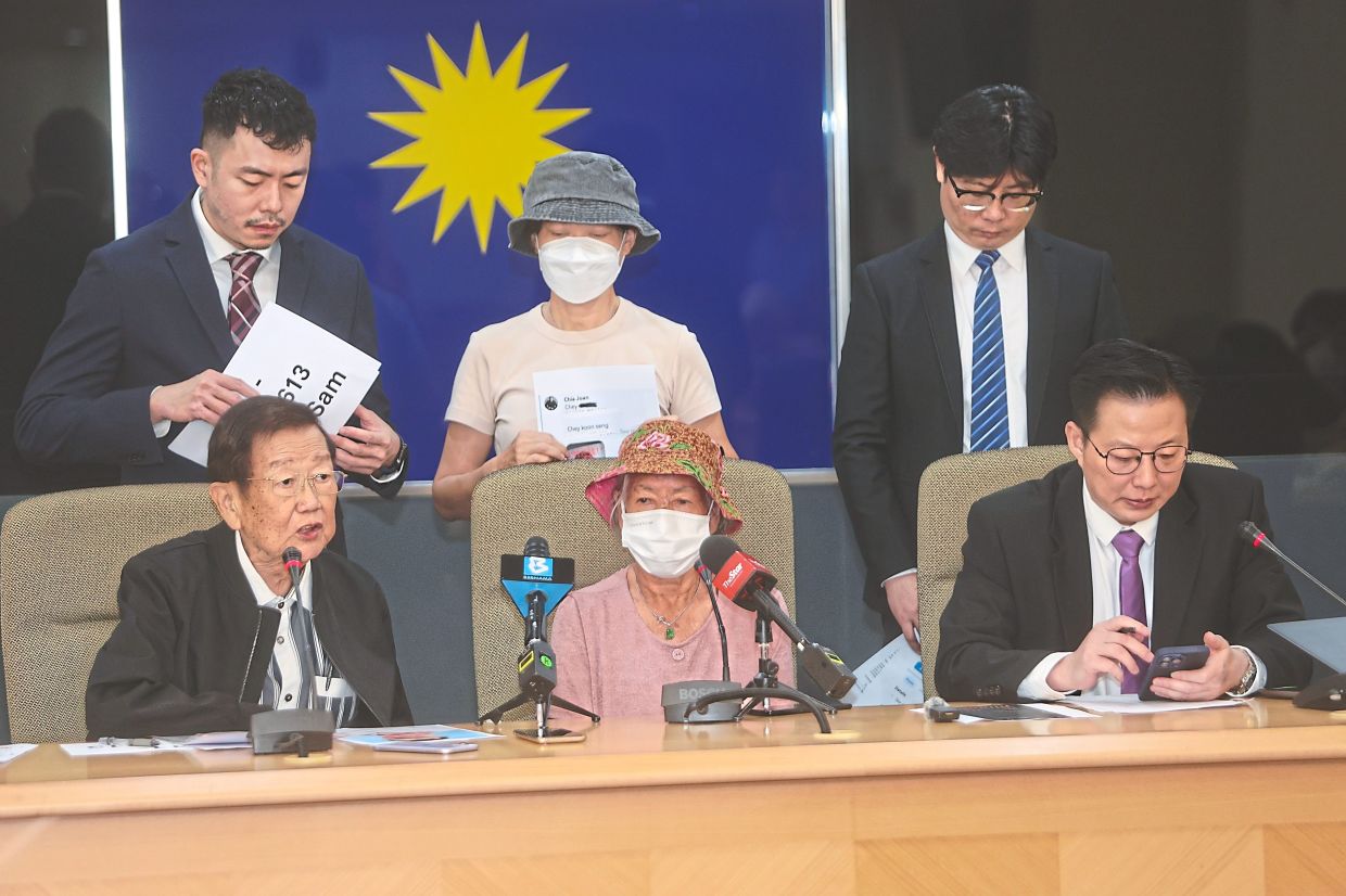 Questionable debt: Chong (left) sharing the family’s predicament during the press conference. Also present are lawyers Ivan Tan Kai Yong (right), Marcus Chong (second row, left) and Tee Choon Seng. — LOW BOON TAT/The Star