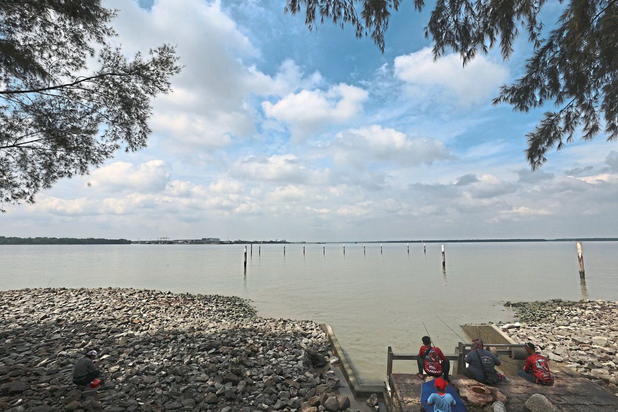 Tanjung Harapan Esplanade at Port Klang attracts anglers and those seeking sunset views.