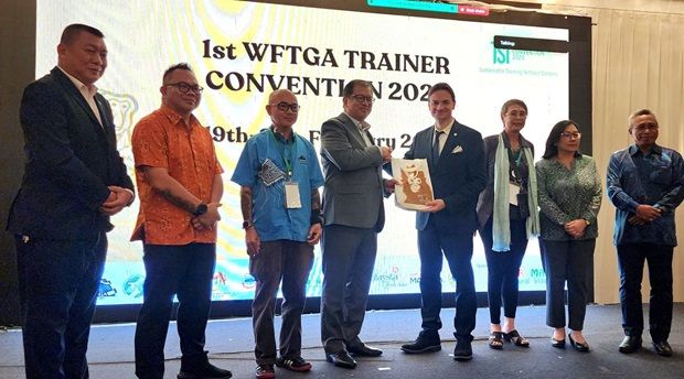 Datuk Joniston Bangkuai receiving a memento from World Federation of Tourist Guide Associations (WFTGA) president Sebastian Frankenberger (4th right) at the launching of the 1st WFTGA Trainer Convention in Kota Kinabalu on Thursday.