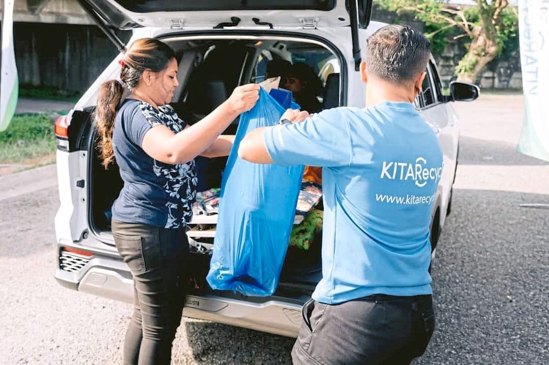 Participants dropping off their recyclable items during the ‘Waste to Wonders’ drive-through recycling initiative at the B5 Johor Street Market in Johor Baru.