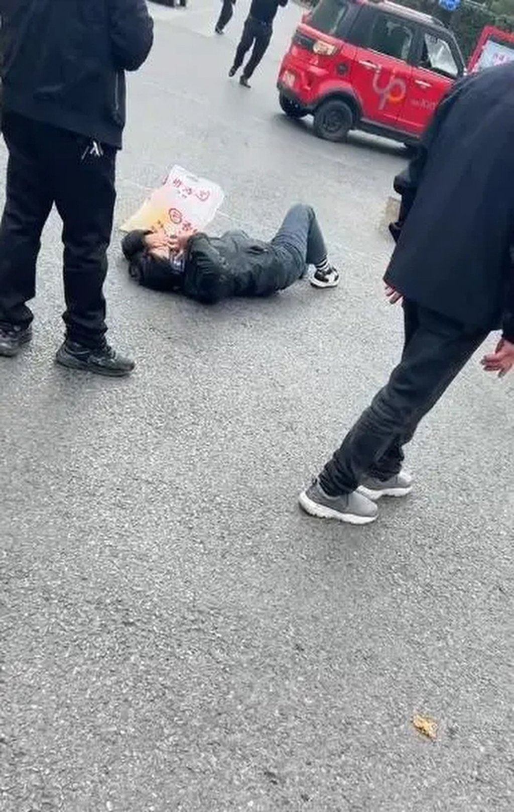 The woman was left lying in the road with a broken collarbone after the collision. -- Photo: QQ.com