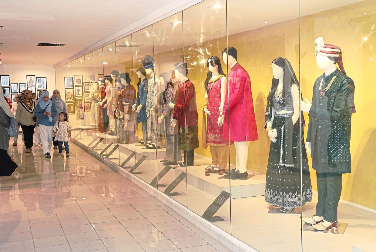 Traditional outfits of various ethnic groups in Selangor. 
