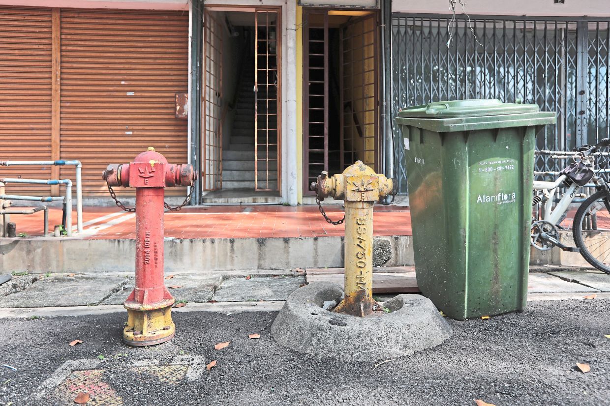 Above: Based on 2024 data, Kuala Lumpur has 18,424 fire hydrants, comprising 12,280 public hydrants (red) and 6,144 private hydrants (yellow). Below: Vehicles parked or abandoned near fire hydrants hamper their use during fires.