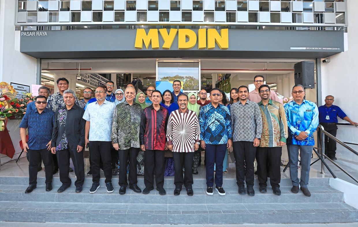 (Front row, from fourth left) Ameer, Saduruddin, Jamil, Azmin (third from right) with officials at the opening of the new hypermarket. — Photos: ZHAFARAN NASIB/The Star