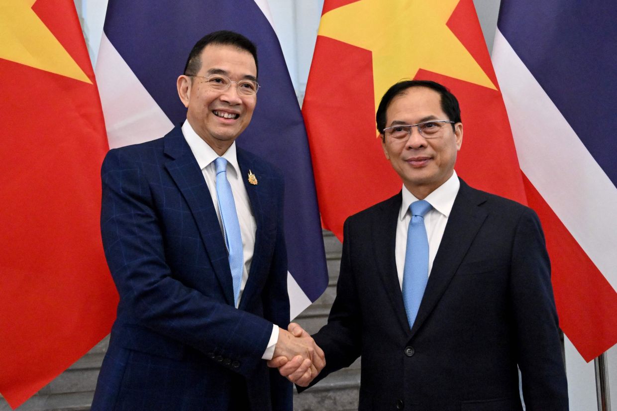 Vietnam's Foreign Minister Bui Thanh Son (right) shakes hands with Thailand's Foreign Minister Maris Sangiampongsa during a meeting at the Vietnamese Foreign Ministry in Hanoi on Monday, February 24, 2025. -- Photo by Nhac NGUYEN / AFP