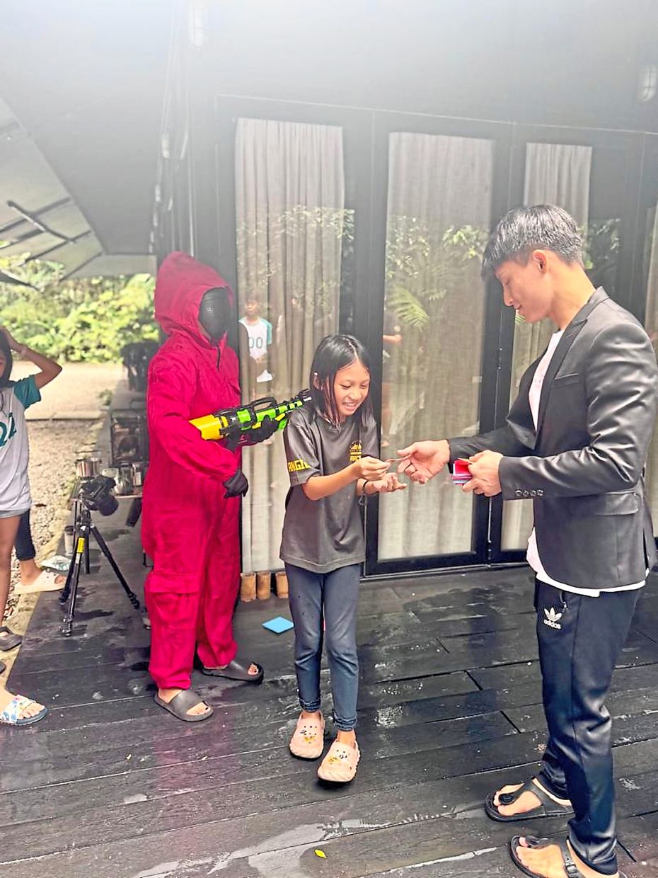 A young camper receiving an invitation card from the Recruiter. 