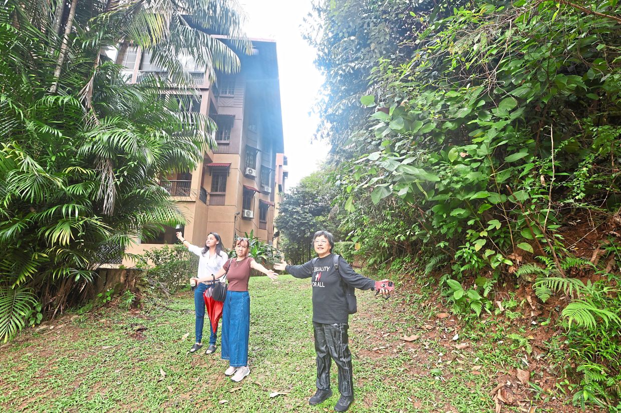 Kampung Warisan Condominium (left) is situated near Setiawangsa-Pantai Expressway (above, centre) and Setiawangsa LRT Station. — Photos: SHAARI CHEMAT and LOW BOON TAT (From left) Misha, Lee and Zuraidah showing the distance between their residential block and the proposed site of the MRT3 Circle Line project.