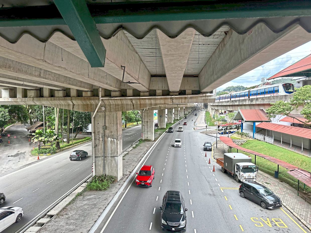 Kampung Warisan Condominium (left) is situated near Setiawangsa-Pantai Expressway (above, middle) and Setiawangsa LRT Station.