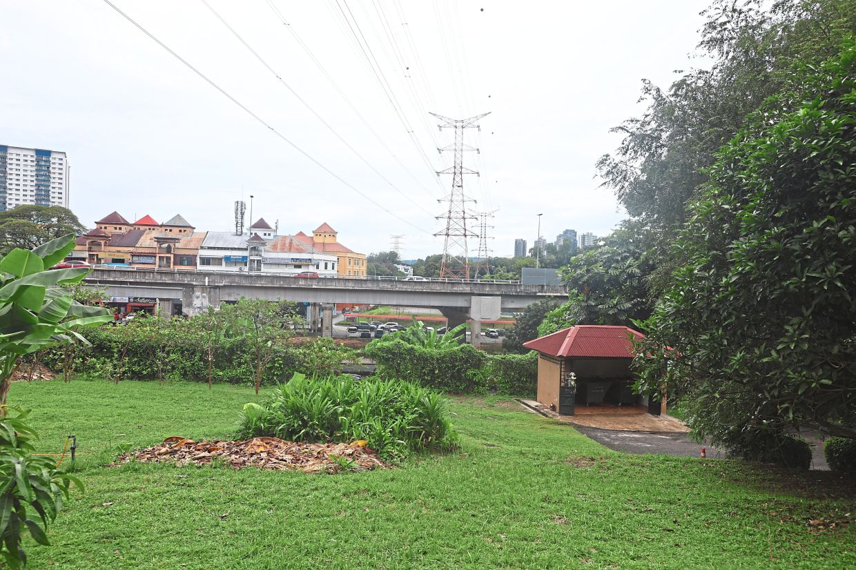 A tunnel portal will be built on this piece of vacant land next to Kampung Warisan Condominium, in the proposed alignment plan.