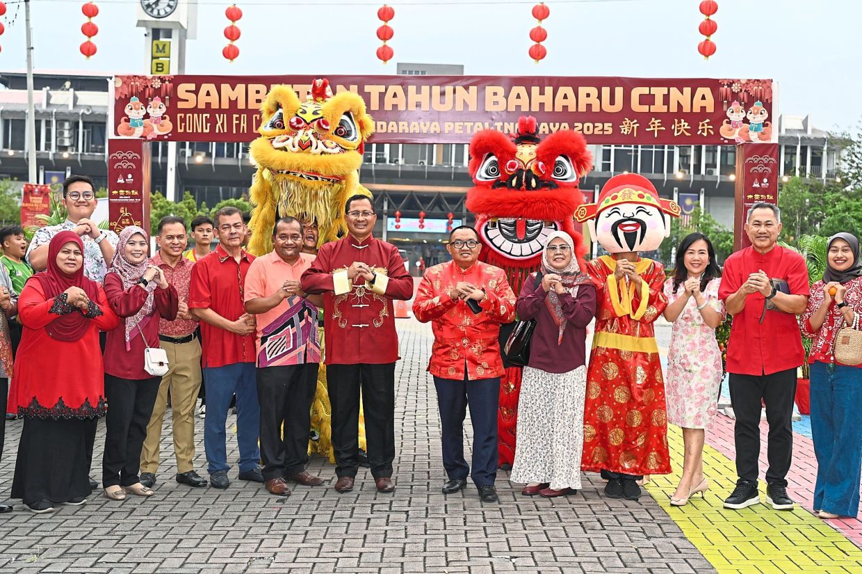 Mohamad Zahri (seventh from right), Petaling Jaya deputy mayor Aznan Hassan (sixth from right) with other guests and lion dance troupe members.