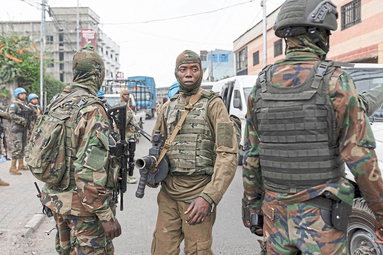 Members of the M23 rebel group supervising the exit of mercenary troops in the streets of Goma.