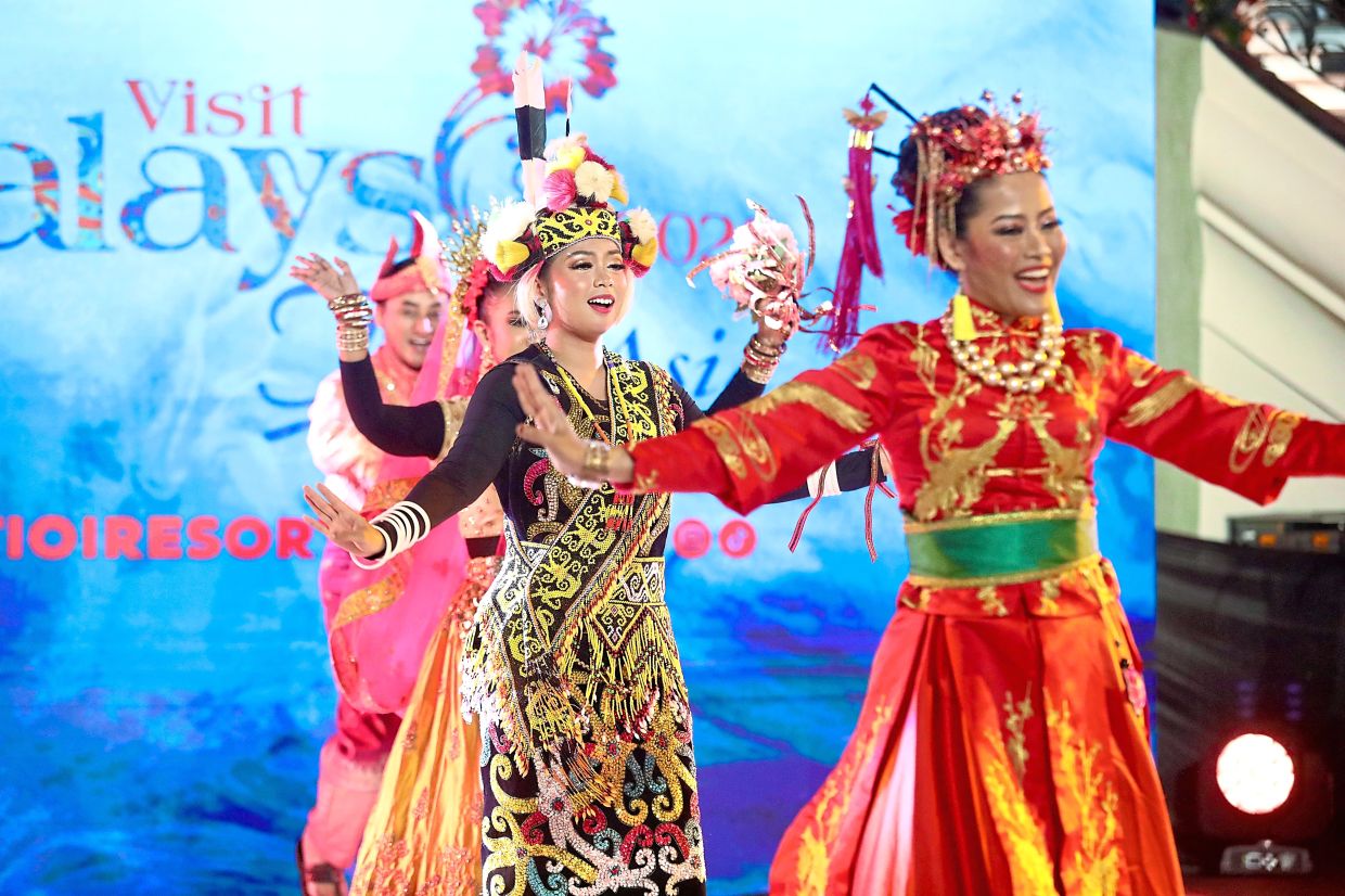 A mesh of Malaysian dances.