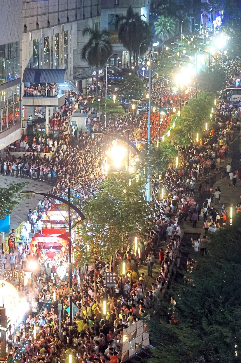 The Chingay street parade starts from the Xing Gong Temple at 7pm, travels about 8km and ends past midnight.