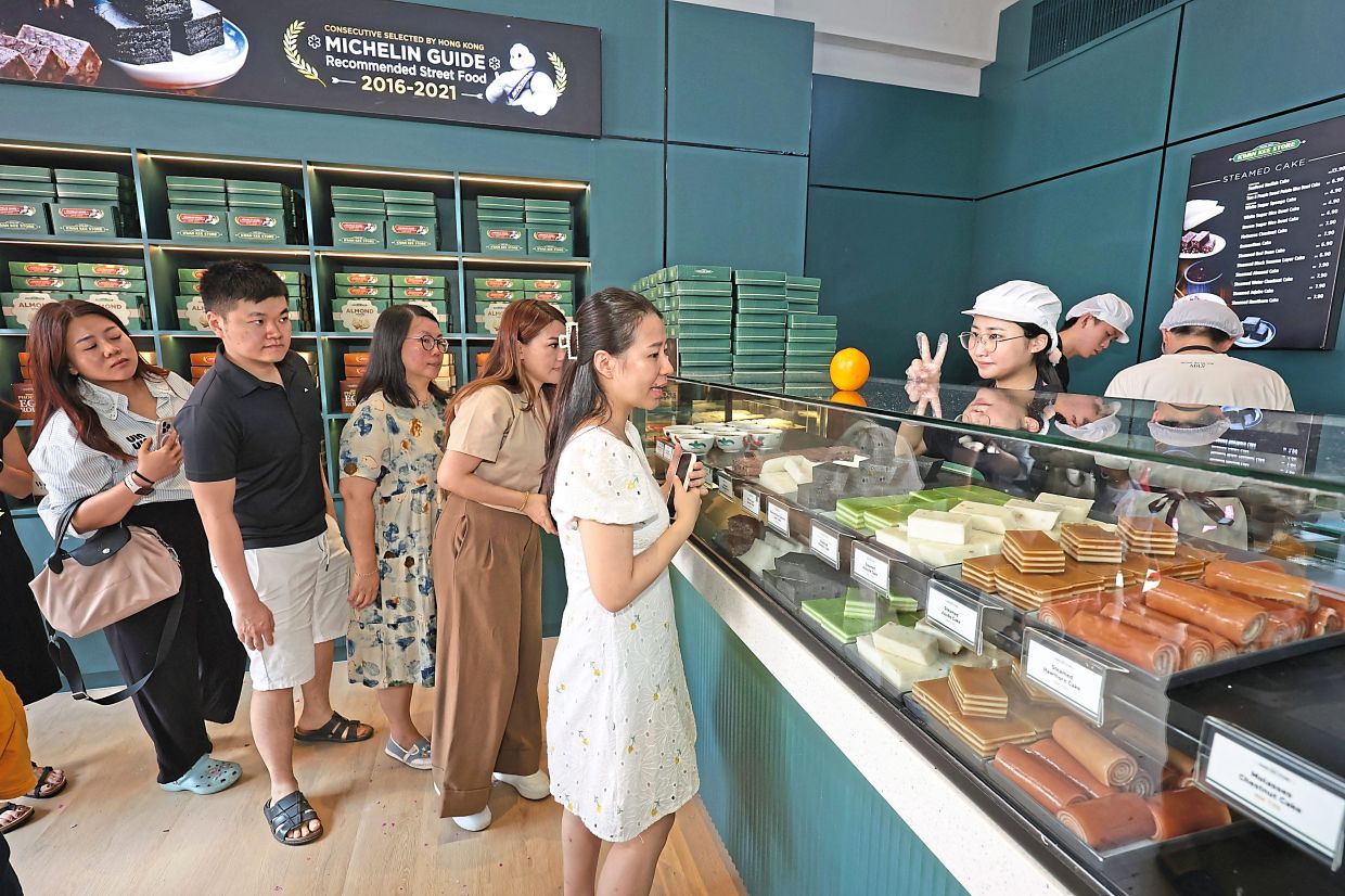 A long queue of dessert fans eager to sample the bakery’s traditional street snacks. 