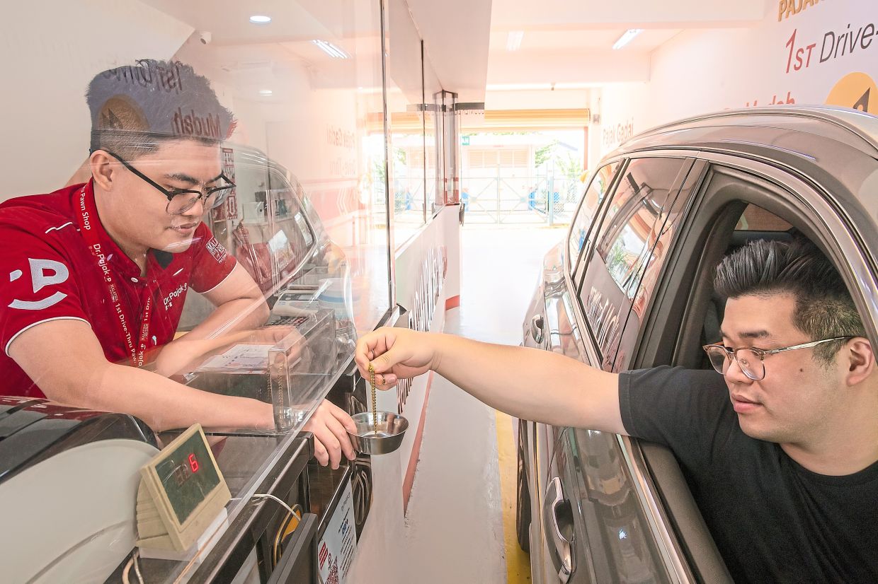 Dr.Pajak made it into the Malaysia Book of Records in 2021 as the first drive-through pawn shop in the country, offering customers the convenience of pawning their goods without having to get out of their vehicle.