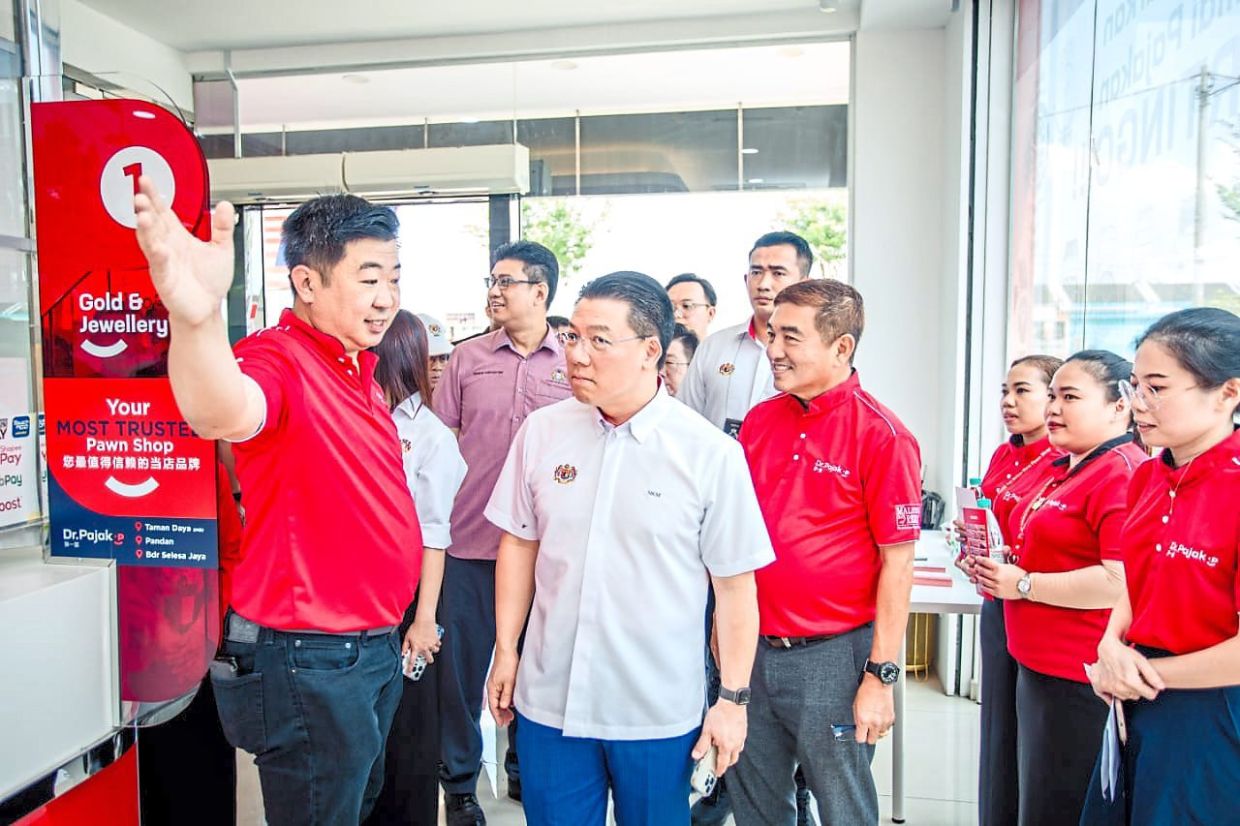 Maxion Holdings Sdn Bhd managing director Tan Wang Chang (far left) giving Housing and Local Government Minister Nga Kor Ming (centre), Stulang assemblyman Andrew Chen (back, in pink) and other invited guests a tour of Dr.Pajak’s Bandar Selesa Jaya branch in Skudai, Johor Baru during their visit on Sept 5, 2024.