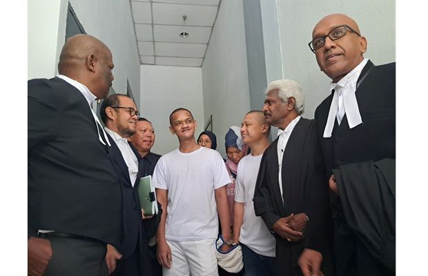 Shazuan (middle), Muhammad Azhar (on Shazuan's left) and Nor Masliza (standing behind the duo) with their lawyers after they released without having their defence called.