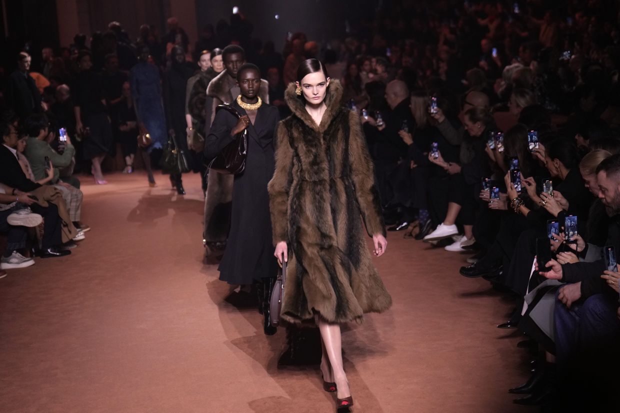 Models wear creations of the Fendi Fall/Winter 2025-2026 women's collection presented in Milan. — Photo: AP/Luca Bruno)
