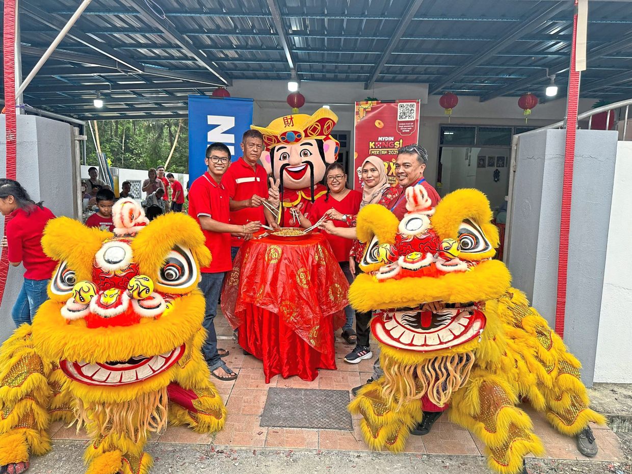 (From left) Competition winner Tenh Liu Suan and his family participating in the yee sang tossing together with (from right) Mydin Tunjong branch manager Norashid Suratman and Mydin Kelantan area manager Roszaliza Mat Nawi in Kota Baru, Kelantan on Jan 31.