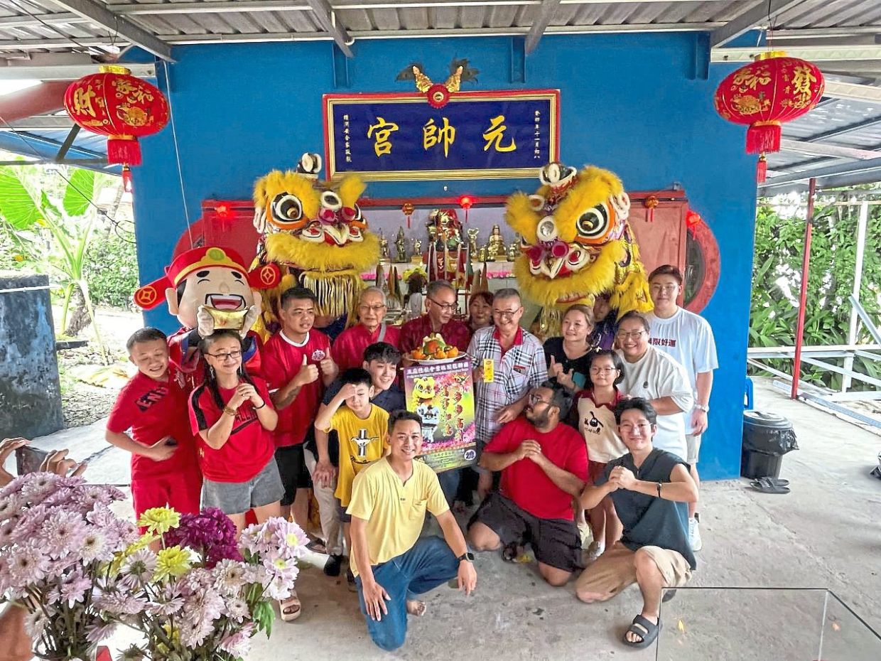 Master Edward Chung (centre) with his family celebrating their win during Mydin’s ‘Kongsi Meriah’ campaign for the free lion dance performance in Sabah on Jan 31.
