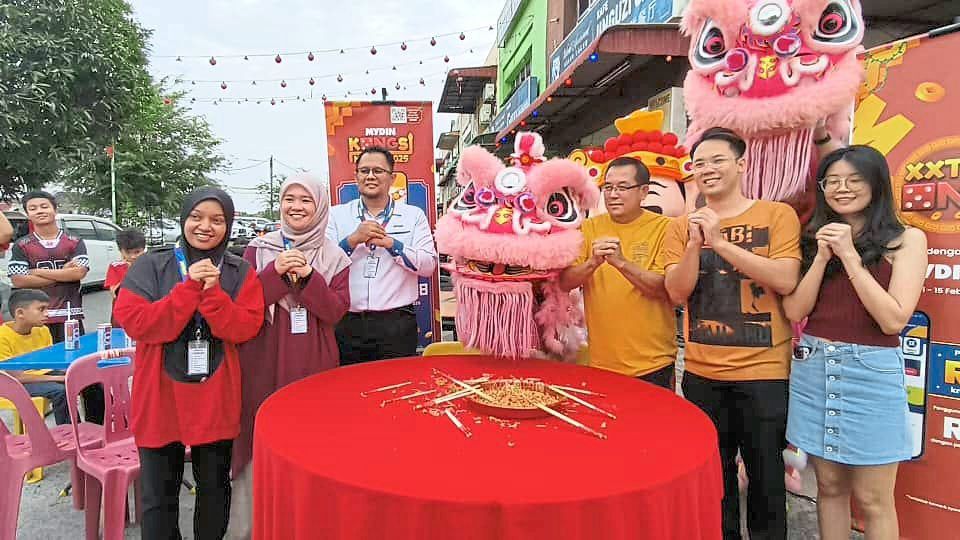 Competition winner He Chang Hong (third from right) and his family celebrating their gift from Mydin of a free lion dance performance together with Mydin Taman Saga branch manager Muhamad Waliyuddin Abd Aziz (third from left) and his team in Alor Setar, Kedah on Jan 31.