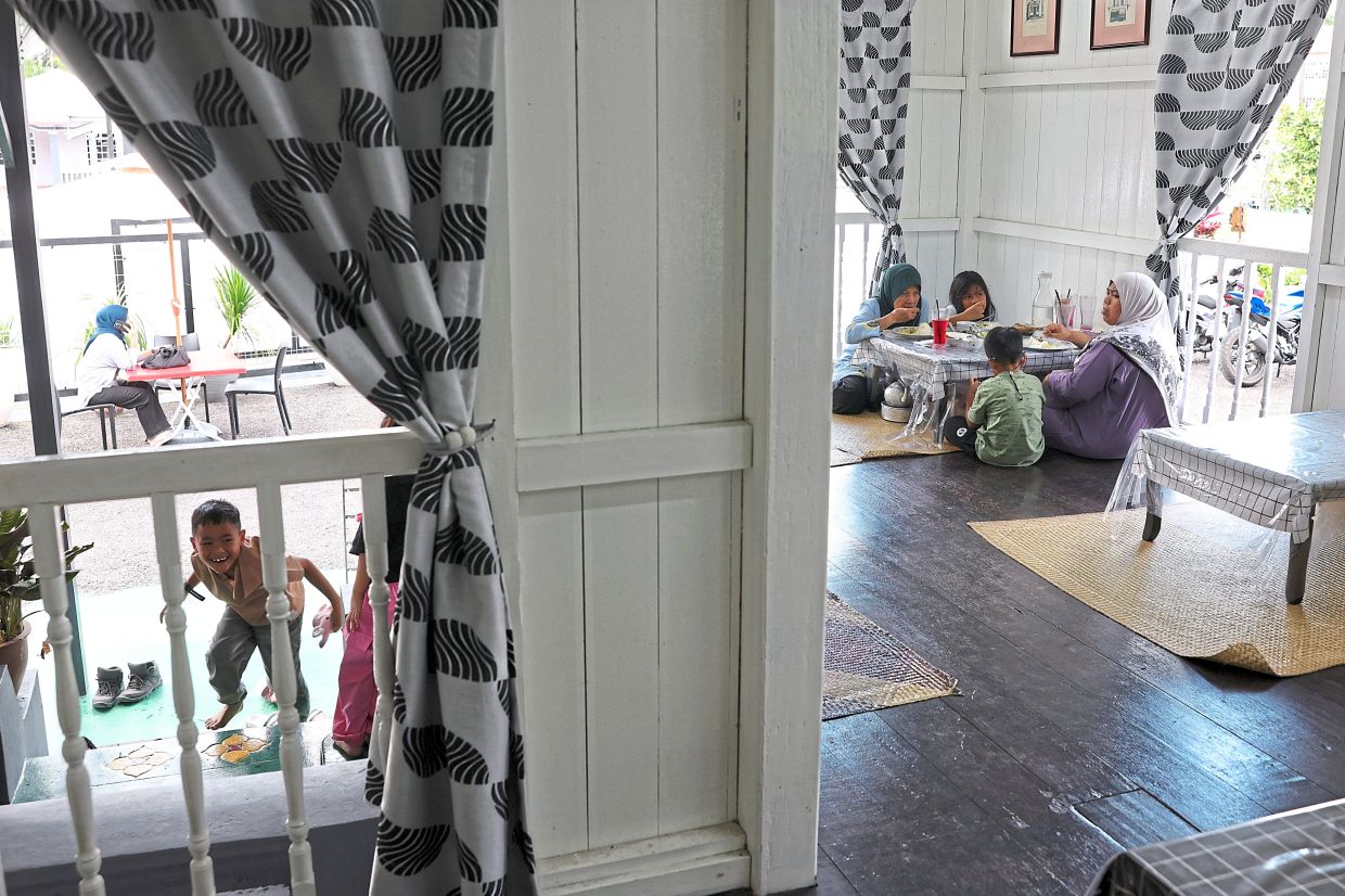 Diners can experience the slowly fading tradition of eating cross-legged on the floor at Rumah Putih Makan Berjambar, which also offers conventional table dining.