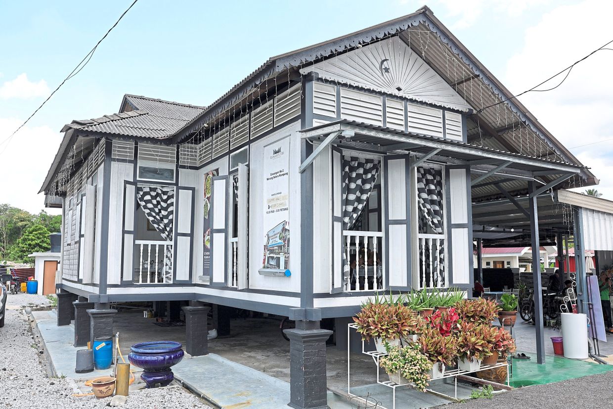 The restaurant in Seremban is situated in a traditional kampung house, which used to belong to Asmah’s aunt but had been abandoned for 20 years.