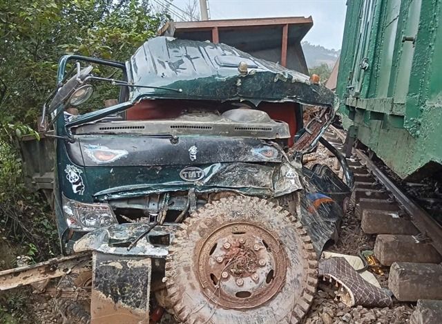 The truck is heavily damaged after the accident. - Photo: tienphong.vn