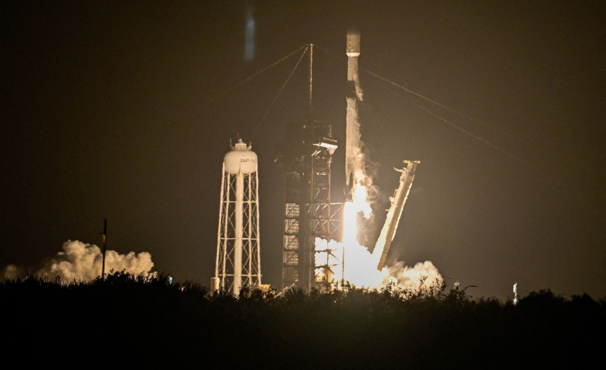 A SpaceX Falcon 9 rocket launches carrying Firefly Aerospace's Blue Ghost lunar lander as the primary payload and Japan-based ispace's Resilience lander as a secondary payload, from Kennedy Space Center in Cape Canaveral, Florida, U.S., January 15, 2025. -- REUTERS/Steve Nesius/File Photo