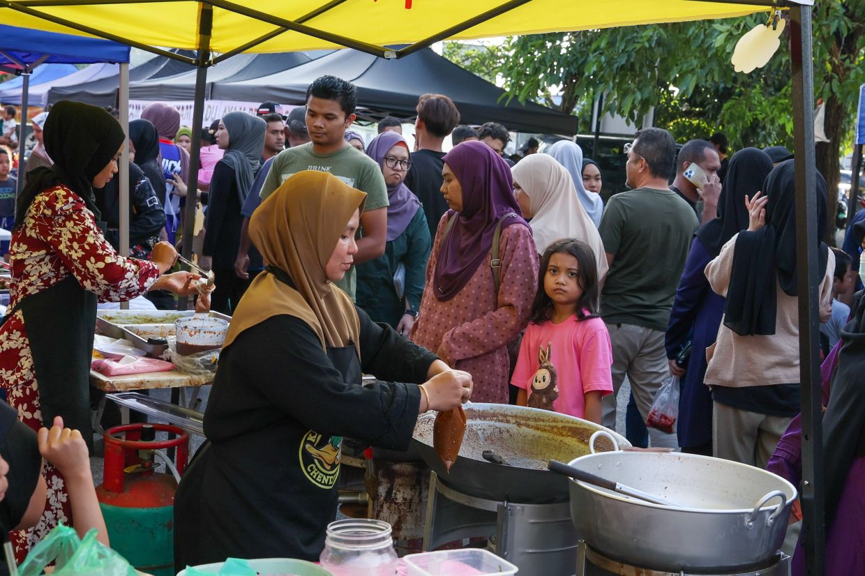 Traders preparing food at the Chendering Ramadan Bazaar in Kuala Terengganu. - Photo: Bernama