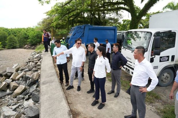 Datuk Frankie Poon Ming Fung (second left) visits Lahad Datu to assess its sea-cleaning programme for possible implementation in Sandakan.