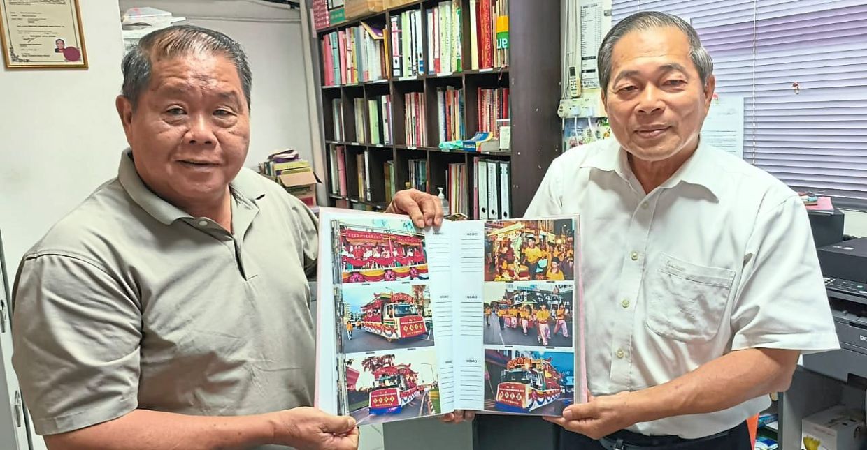 Chua (right) and current chairman Kapitan Su Ngio Kee showing photos of the association’s various activities.