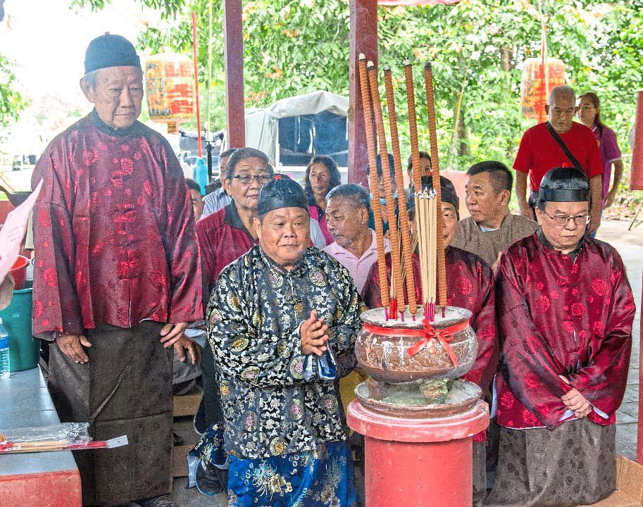 Teochew clansfolk paying respects to their ancestors at the Pulau Kerto graveyard.