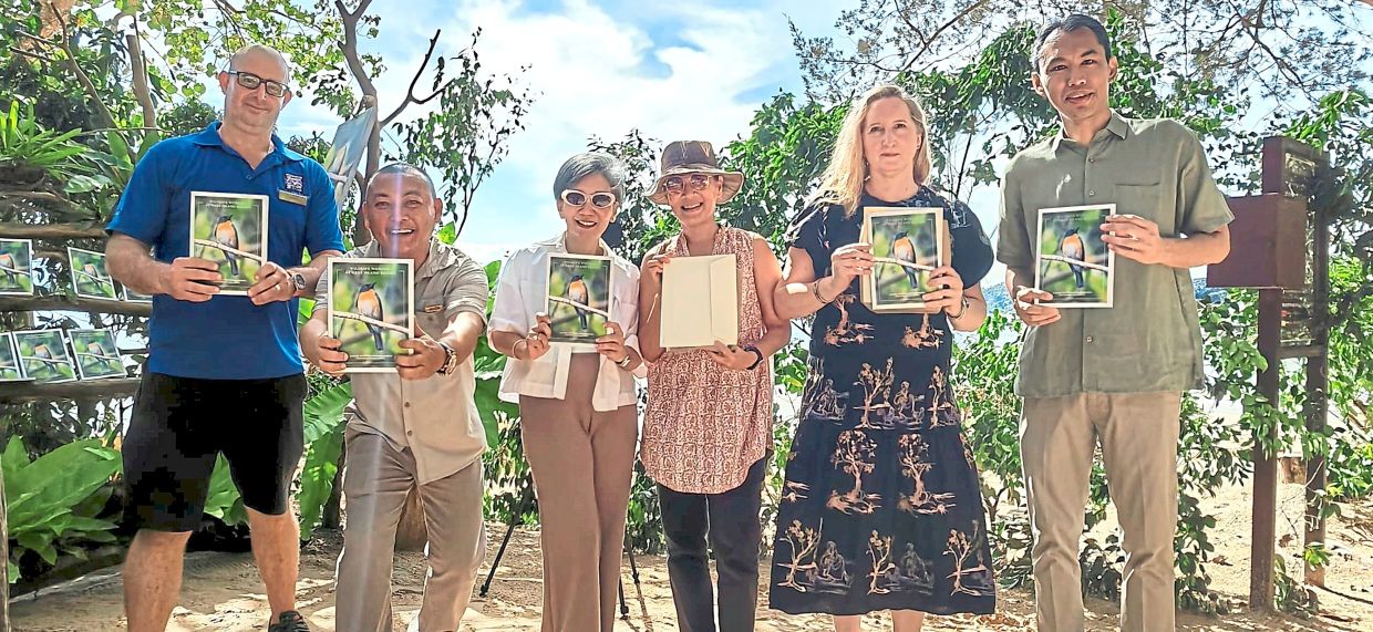 Juhun (second from left), who mooted the book, thanked Tan (third from right) and Miller-Yell (second from right) for materialising it.