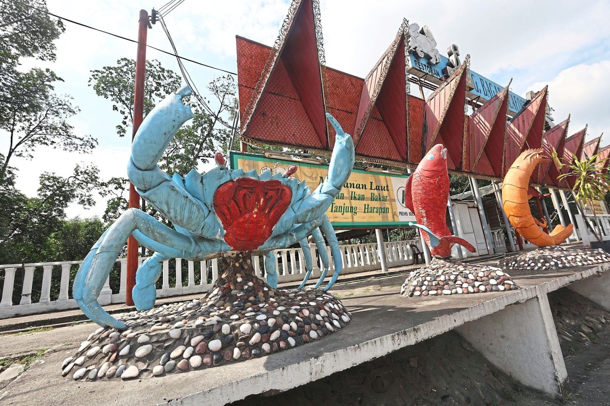 Near Kampung Bagan Hailam is Tanjung Harapan Esplanade attracting people to its seafood restaurants. 