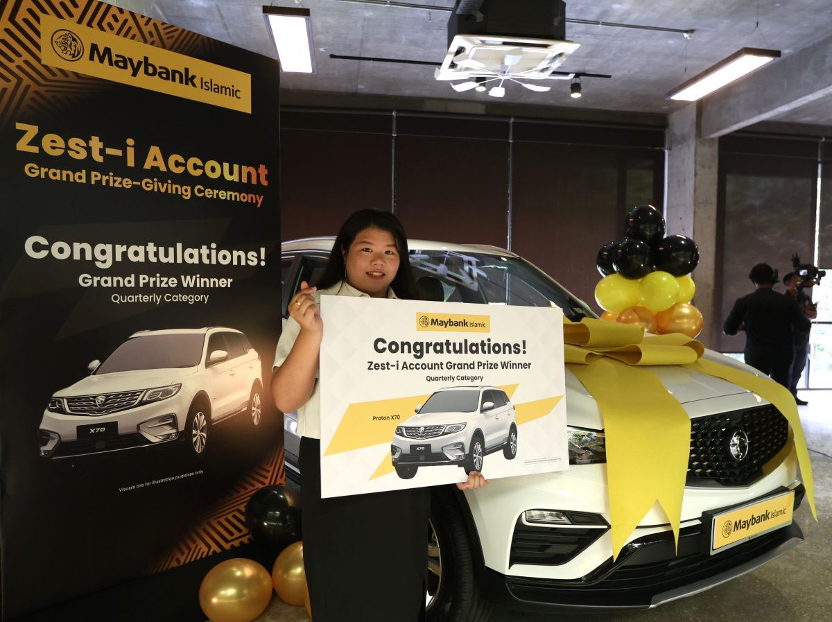 Lee Kah Yan, the grand prize winner of the quarterly category, took home a Proton X70.
