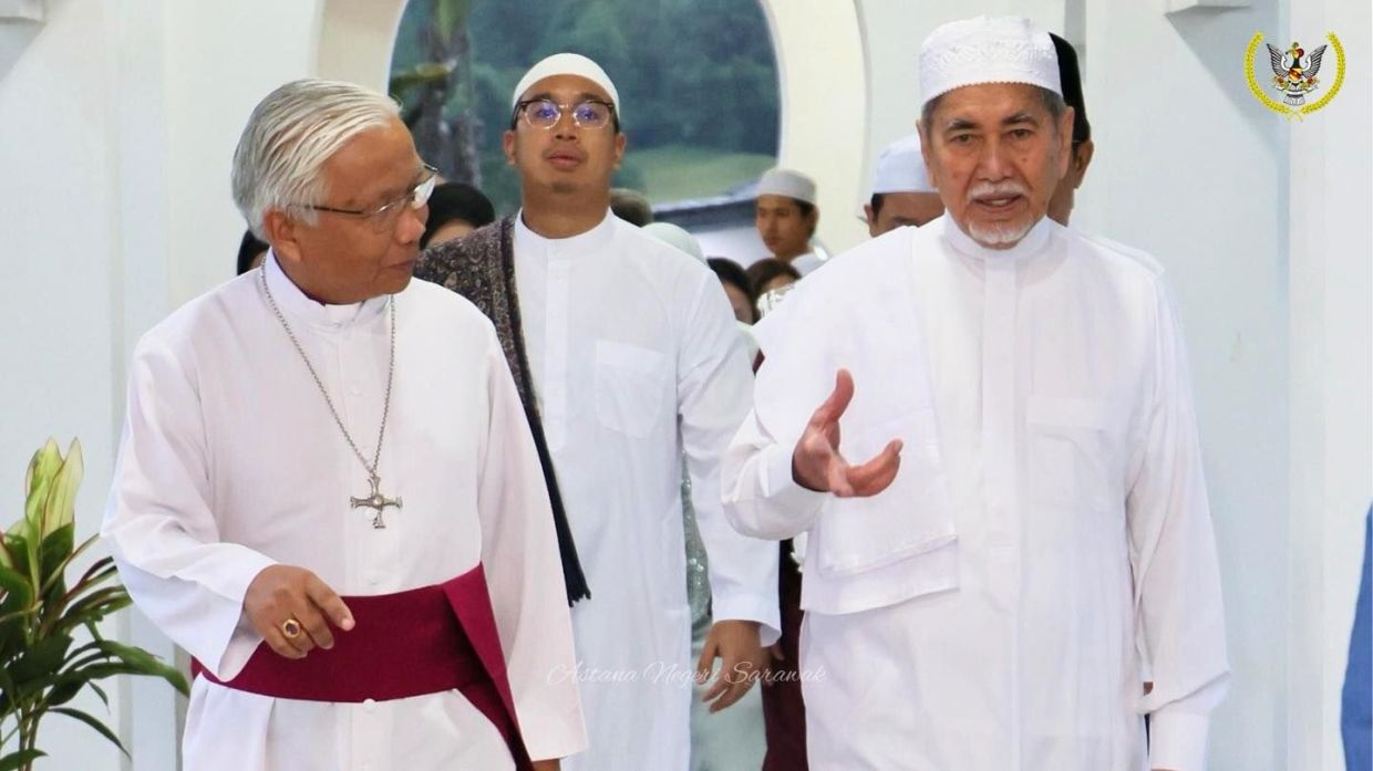 Sarawak Yang di-Pertua Negeri Tun Dr Wan Junaidi Tuanku Jaafar (right) welcoming Anglican Bishop of Kuching Datuk Danald Jute (left) at the breaking of fast at the Astana. - Photo from Astana Negeri Sarawak