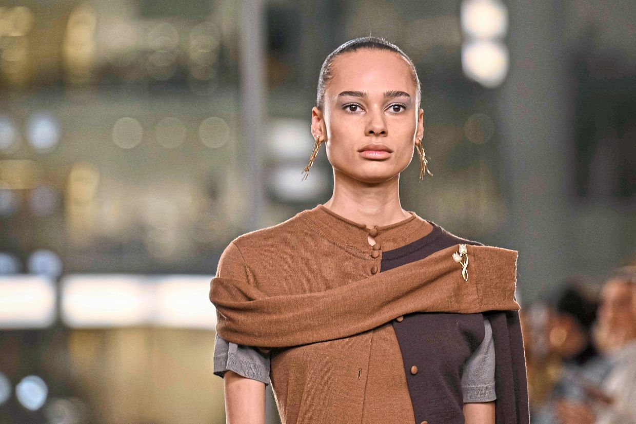 Tory Burch pays tribute to the 1970s with its models’ neutral matte eyeshadow. Photo: AFP
