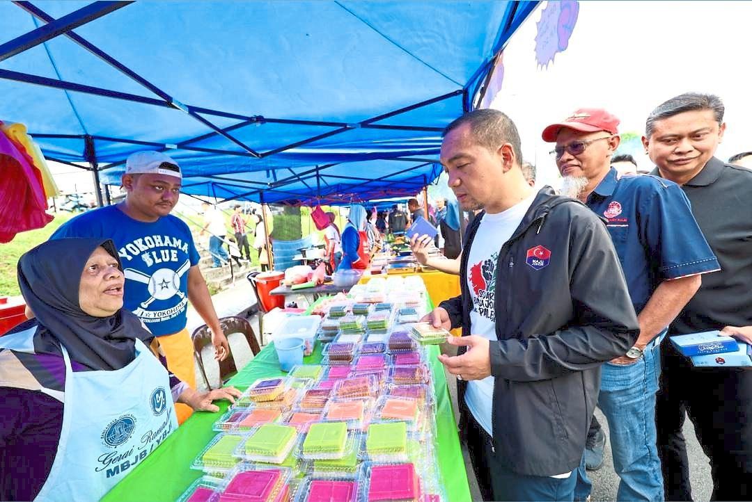 Johor Mentri Besar Datuk Onn Hafiz Ghazi (third from right) with Johor Baru mayor Datuk Mohd Haffiz Ahmad (right) at a ‘kuih’ stall at the Ramadan bazaar in Taman Dahlia. — Courtesy photo
