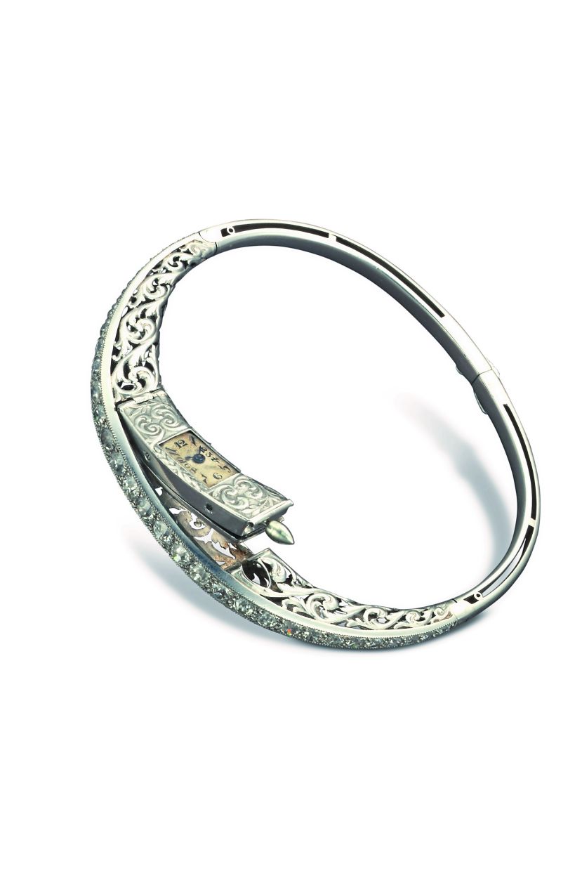 The le tuyau, a forerunner of the baguette movement, was used in a curved version for an absolutely stunning wristwatch, commissioned by Sir Bhupinder Singh, Maharaja of Patiala.