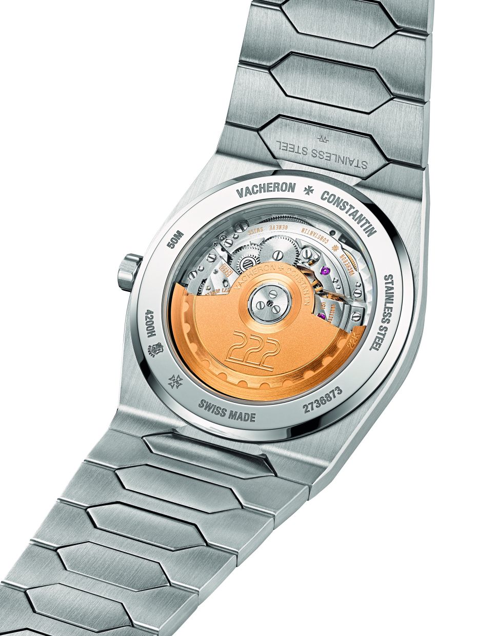 The Historiques 222’s caseback has been fitted with a transparent sapphire crystal to reveal the in-house Calibre 2455/2.