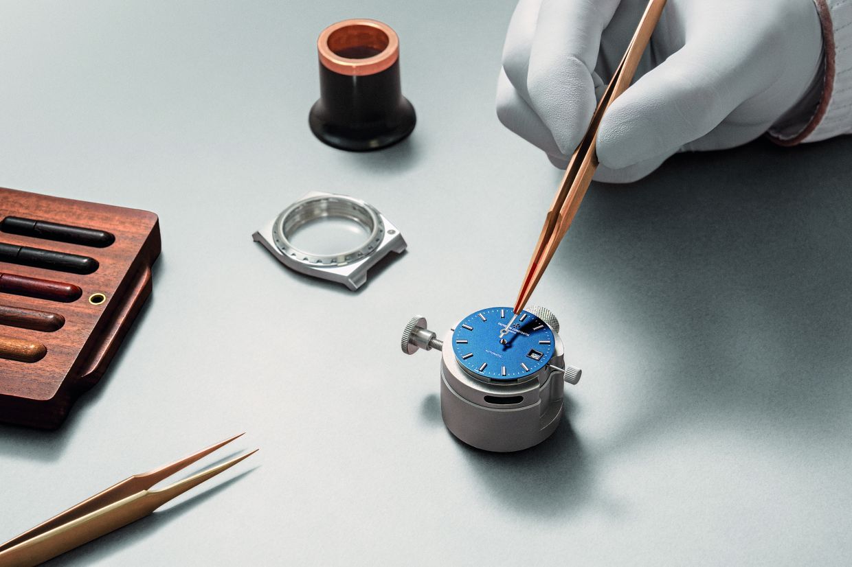 On the dial, the date window has been moved towards the centre so that it no longer encroaches on the minutes track.