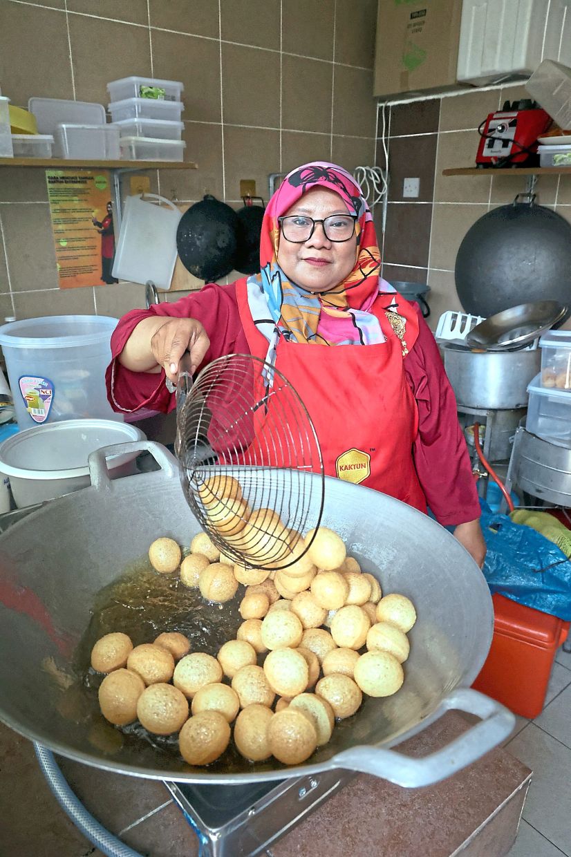 Sahdatun frying up a batch of pani puri.