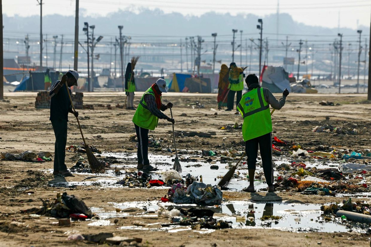 Massive clean up after India's Hindu mega-festival ends | The Star