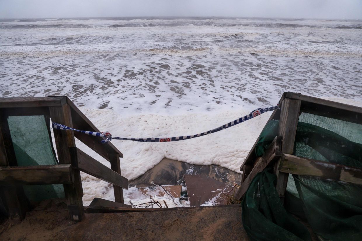 Thousands of Australians without power as ex-tropical cyclone lashes ...
