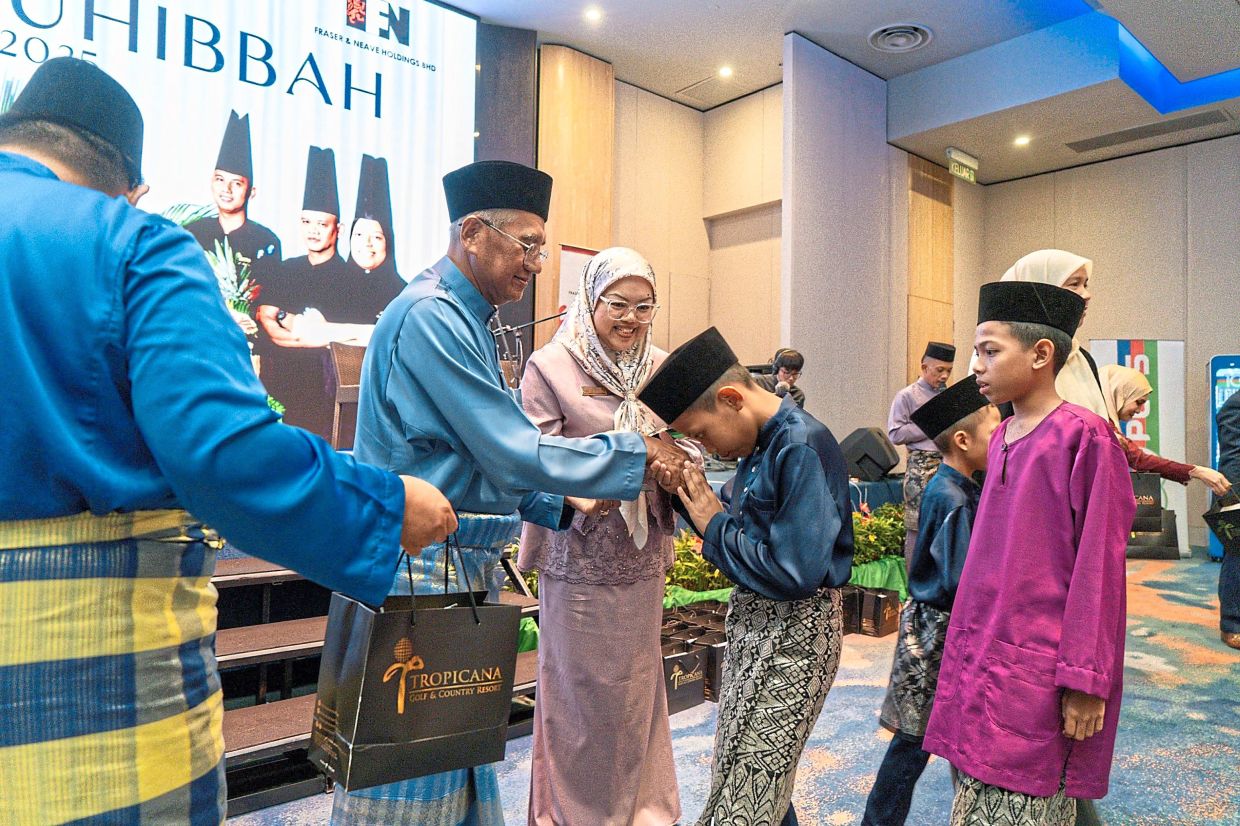 Fuzi giving out goodie bags and duit Raya. 