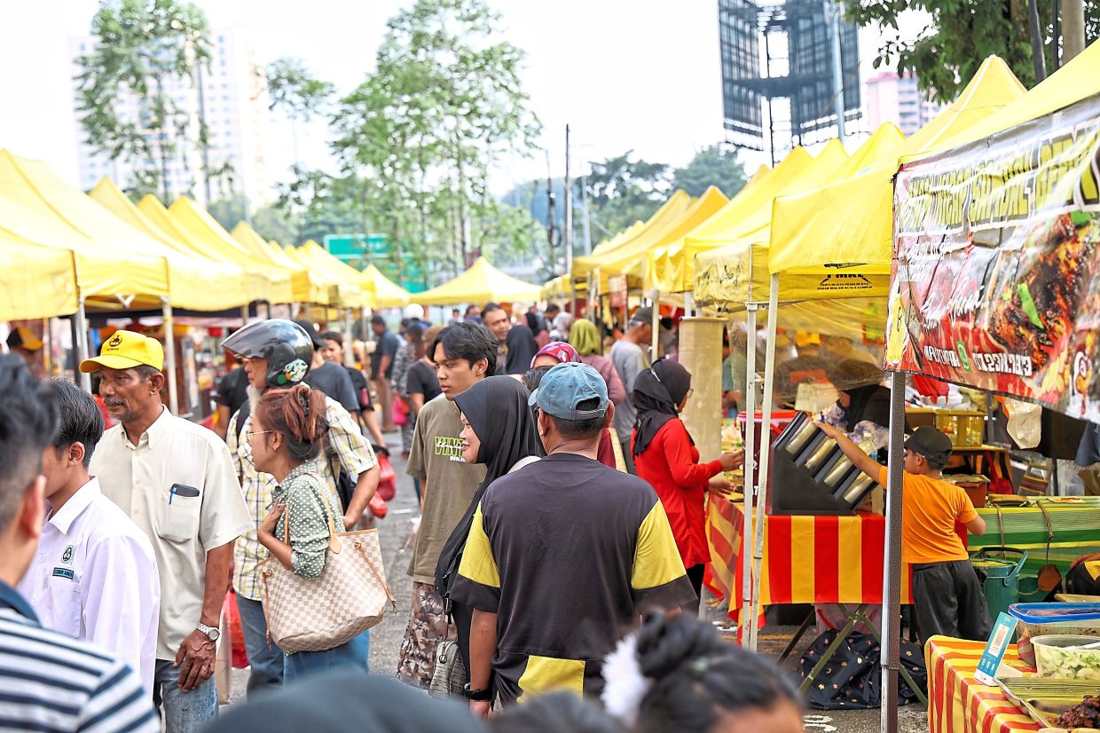 Muslims are advised to look for healthy options when buying food at Ramadan bazaars, particularly if they are following a workout routine.