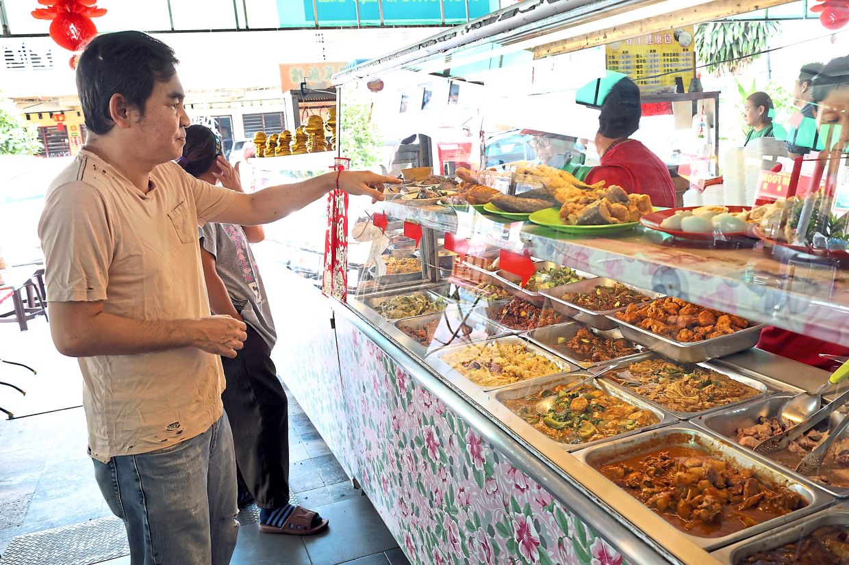 Food and beverage prices have increased, compounding people’s cost of living. — Filepic