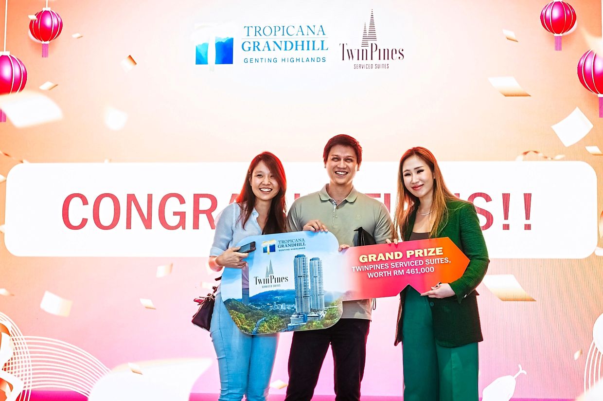 Ang (right) with lucky draw grand winner Maula Sharfan Djafar (middle).